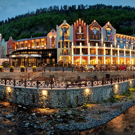 Crowne Plaza - Borjomi By Ihg Hotel Exterior foto The complex at night