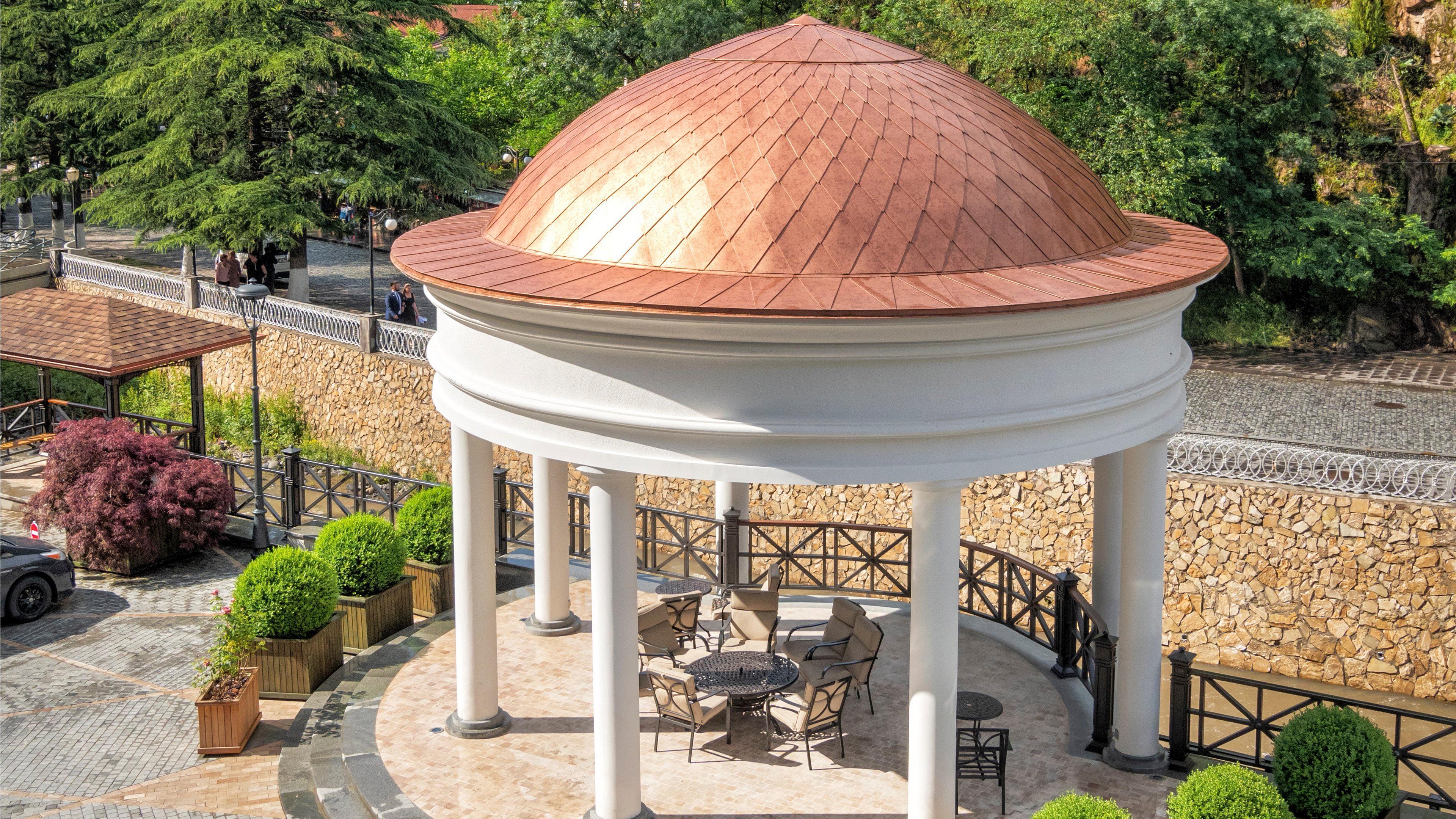 Crowne Plaza - Borjomi By Ihg Hotel Exterior foto The gazebo at the center of the park