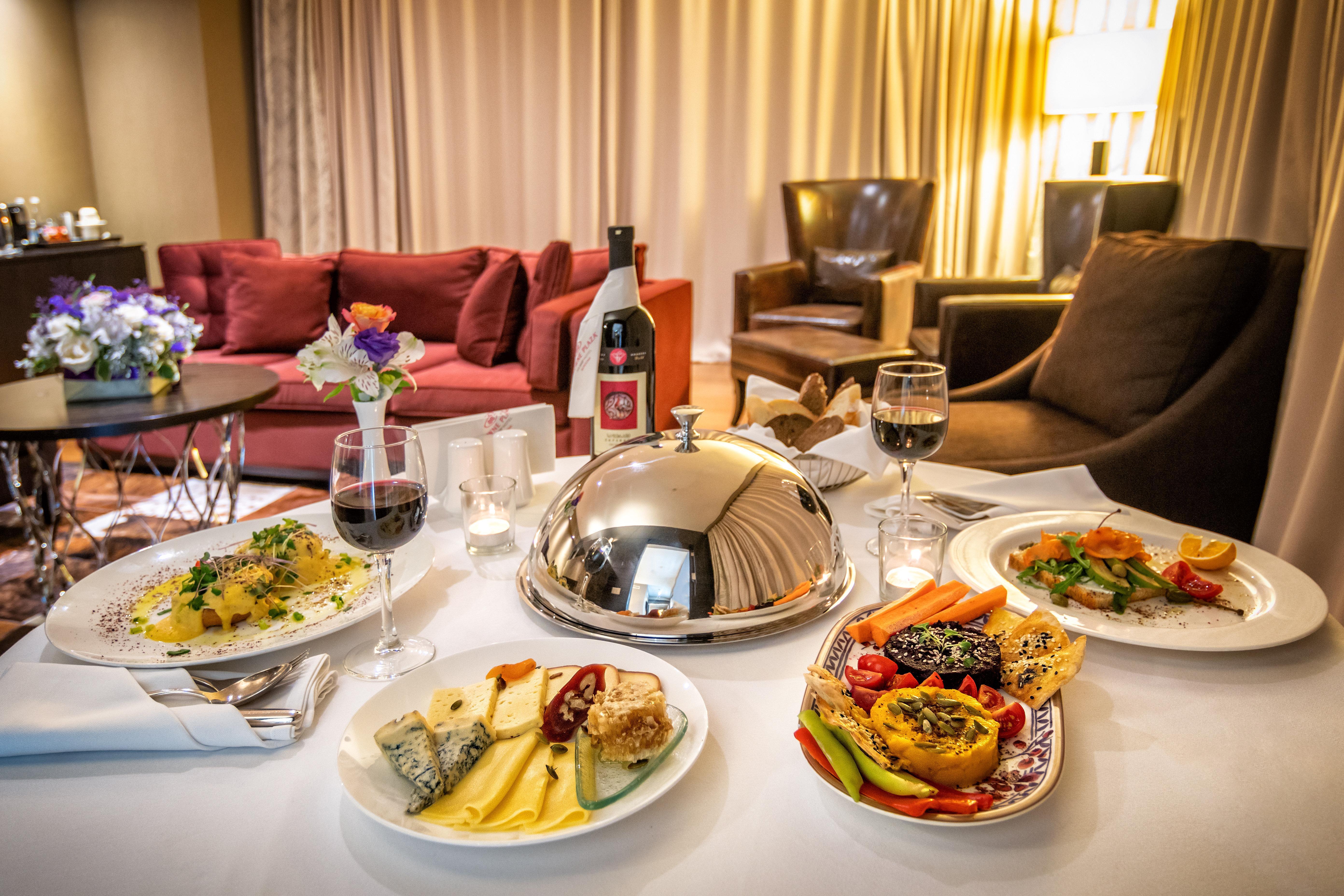 Crowne Plaza - Borjomi By Ihg Hotel Exterior foto In-room dining at the Mandarin Oriental, Munich