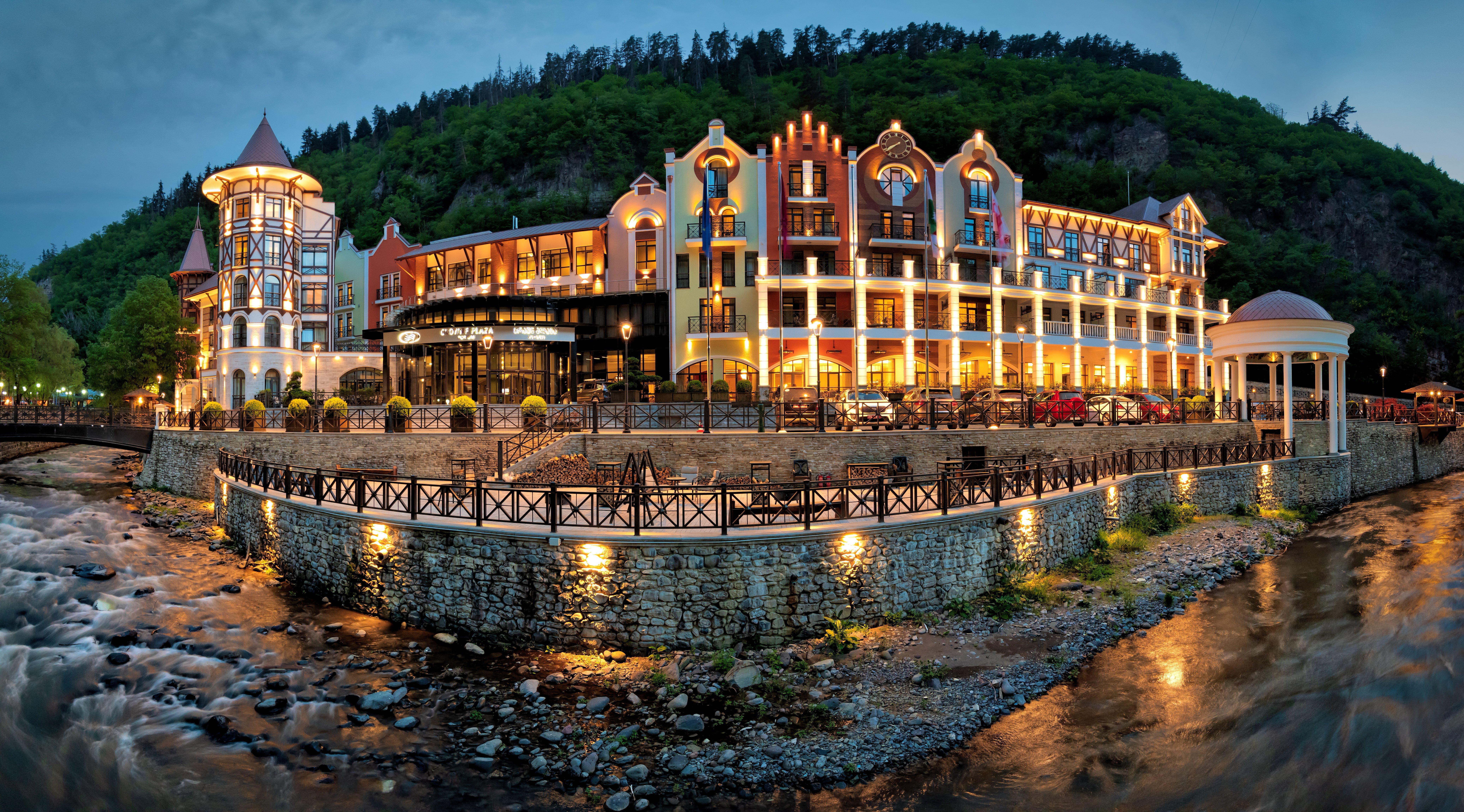 Crowne Plaza - Borjomi By Ihg Hotel Exterior foto The complex at night