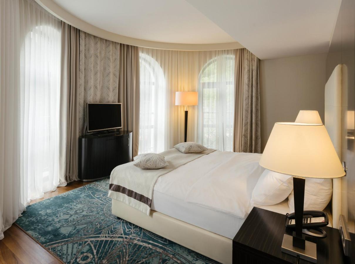 Crowne Plaza - Borjomi By Ihg Hotel Exterior foto A bedroom at the hotel