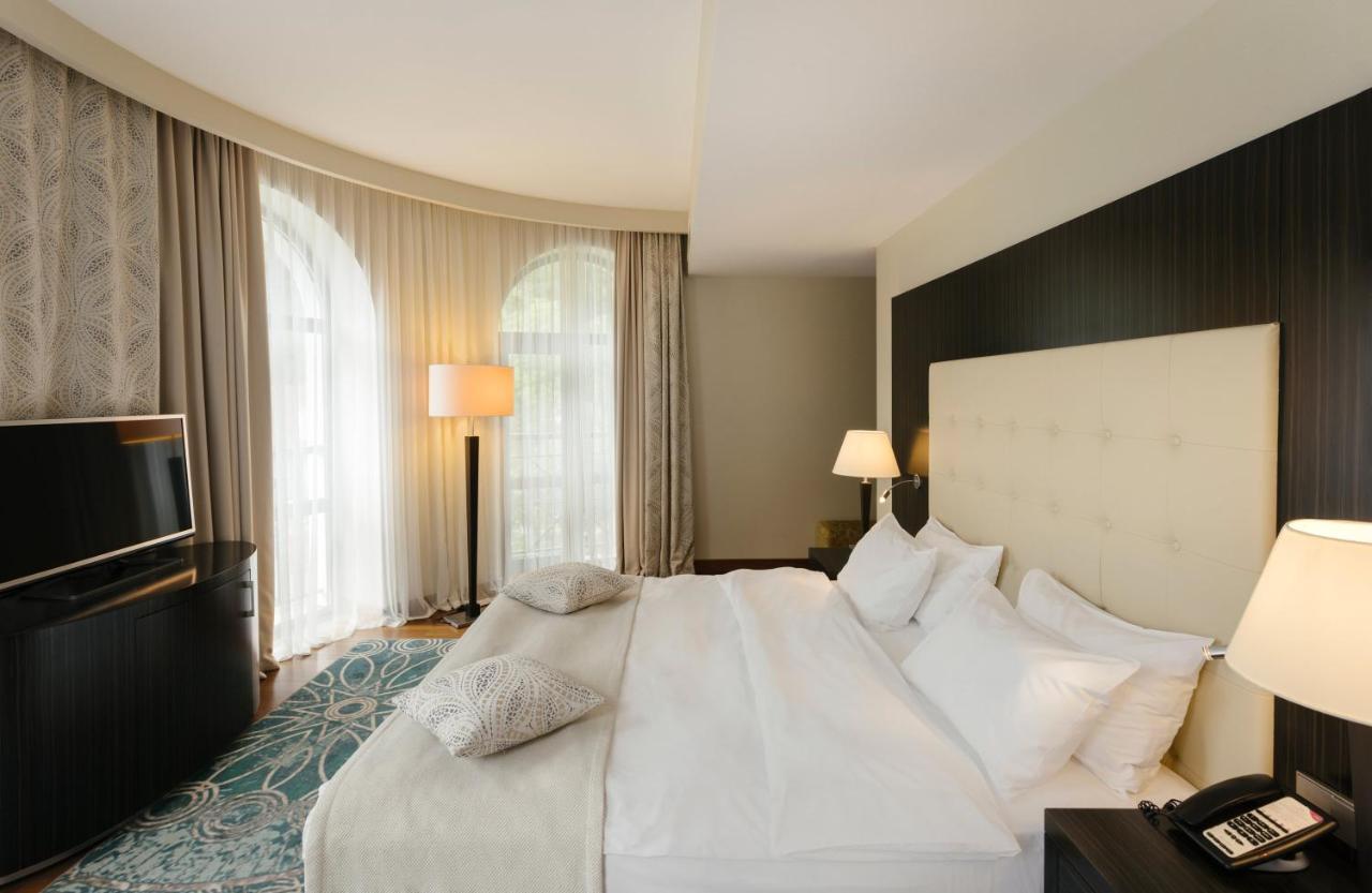 Crowne Plaza - Borjomi By Ihg Hotel Exterior foto A bedroom at the hotel